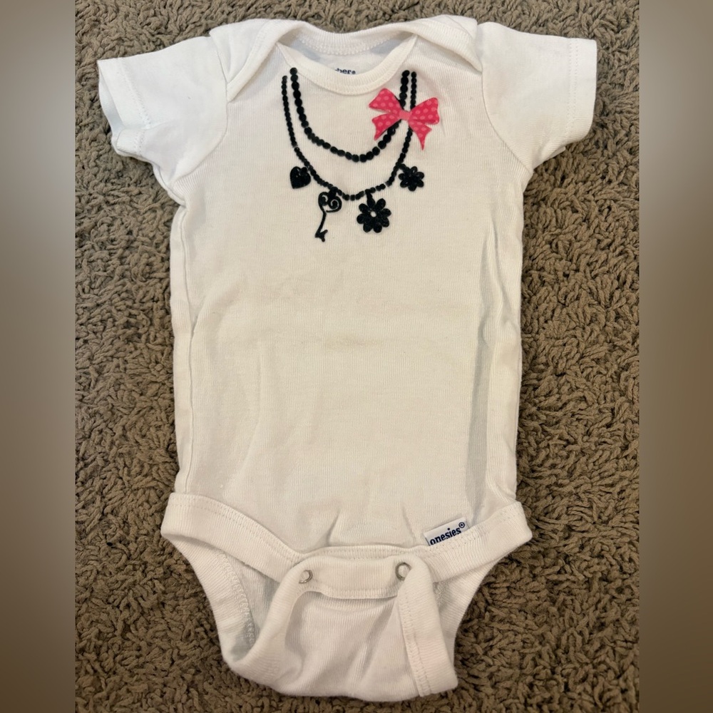 🩷🖤Gerber • onesie w/ necklace & bow decor • 0-3 mo